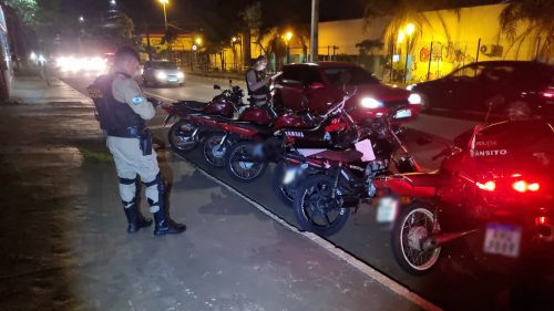 Imagem referente a Sem CNH, motociclistas têm veículos apreendidos em operação da PM na Avenida Tito Muffato