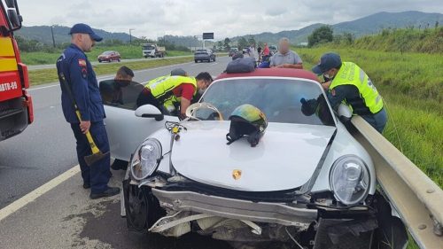 Imagem referente a Motorista perde controle de Porsche de R$ 1 milhão e colide com guard-rail na BR-470