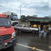 Imagem referente a Milagre na Estrada: motorista sai ileso após carro ser prensado por caminhões