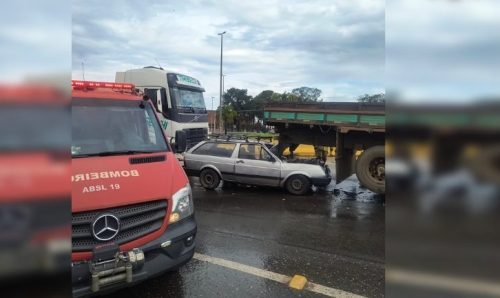 Imagem referente a Milagre na Estrada: motorista sai ileso após carro ser prensado por caminhões