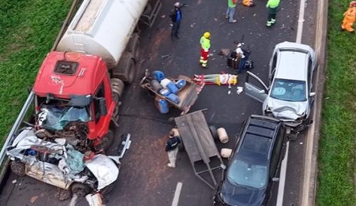 Imagem referente a Tragédia na rodovia: acidente com dez veículos mata um e deixa seis feridos