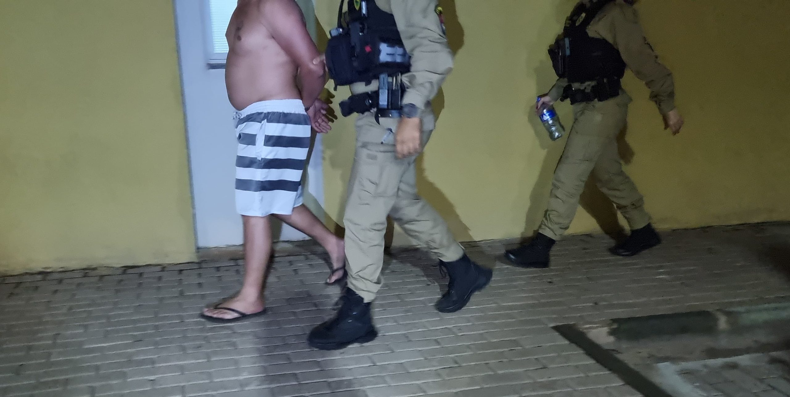 Machão é preso após bater na companheira no bairro Interlagos