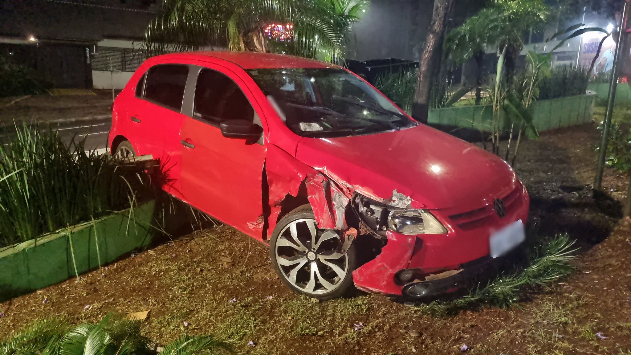 Gol é abandonado após invadir praça repleta de pessoas na Rua Minas Gerais