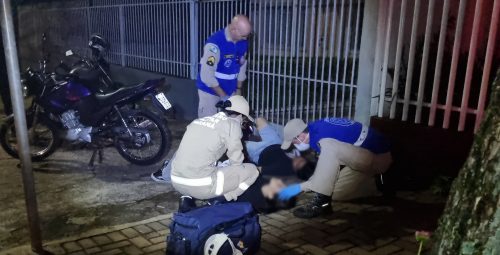 Duas jovens ficam feridas em acidente de moto na Rua Minas Gerais