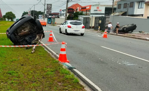 Motorista morre após carro ser partido ao meio em colisão