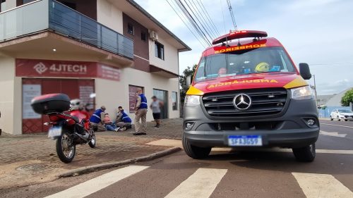 Mulher fica ferida em acidente entre duas motos no Claudete