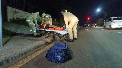 Imagem referente a Mulheres ficam feridas em acidente na Avenida Piquiri; motorista de carro envolvido se evadiu do local