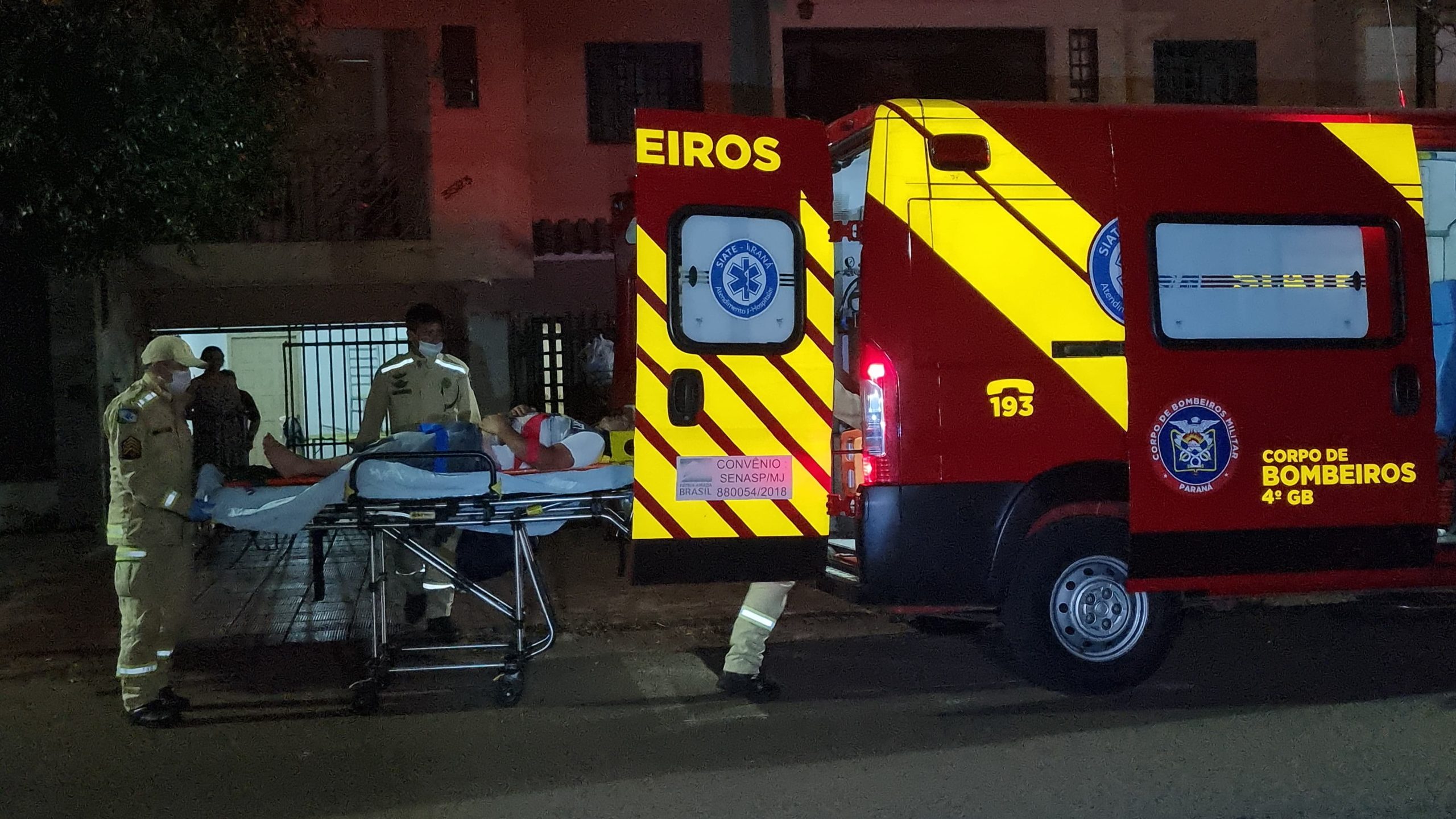 Homem machuca tornozelo ao cair de escada em residência na Rua das Palmeiras