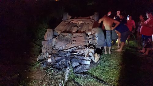 Acidente de trânsito no Morumbi deixa casal ferido e veículo destruído