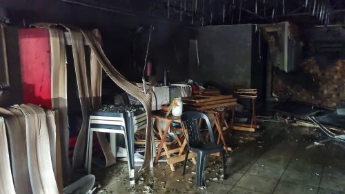 Restaurante fica destruído após ser atingido por incêndio no Bairro Canadá