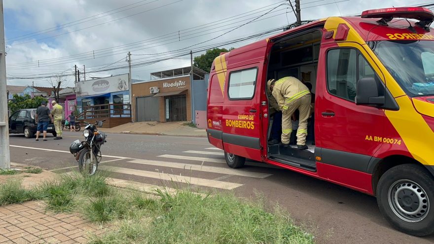 Motociclista é projetado contra vidro traseiro de Corsa após forte acidente na Leonardo da Vinci