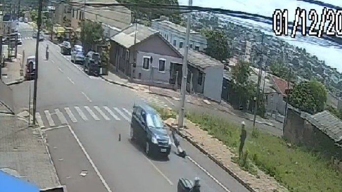 Câmera flagra acidente que deixou motociclista ferido na Leonardo da Vinci