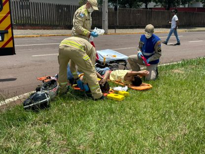 Imagem referente a Motociclistas ficam feridos em acidente em frente à FAG