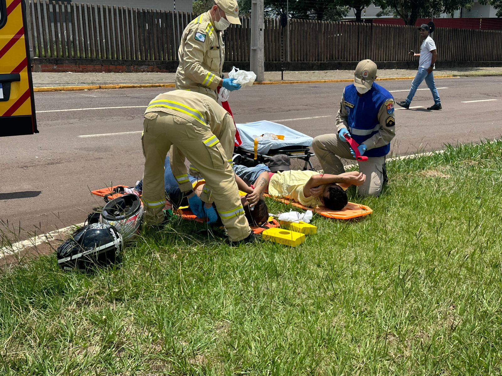 Motociclistas ficam feridos em acidente em frente à FAG