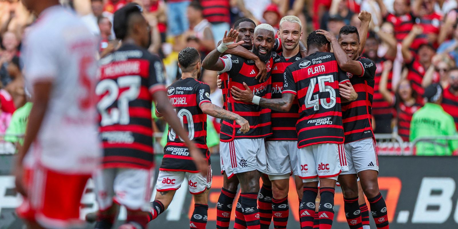 Flamengo vence e tira Inter da briga pelo título brasileiro Flamengo vence e tira Inter da briga pelo título brasileiro