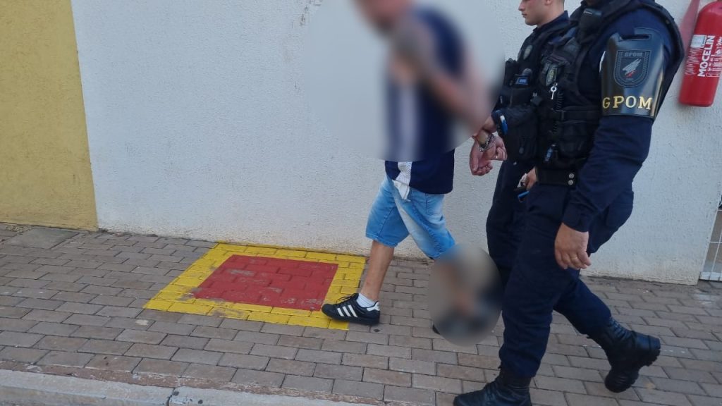 Ação de patrulhamento ostensivo do GPOM resulta na prisão de homem com drogas Ação de patrulhamento ostensivo do GPOM resulta na prisão de homem com drogas
