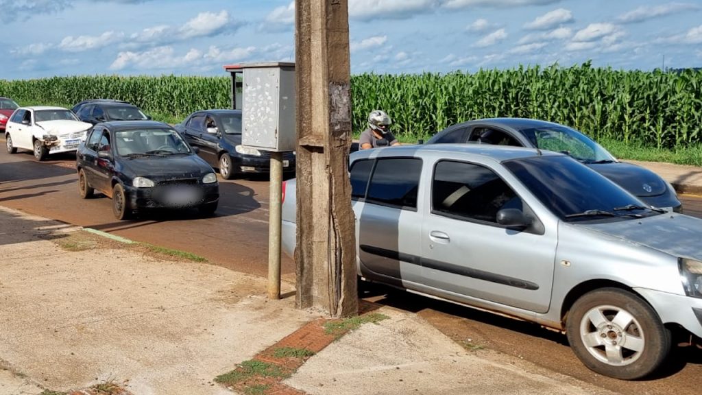 Três veículos se envolvem em colisão na Av. das Pombas Três veículos se envolvem em colisão na Av. das Pombas