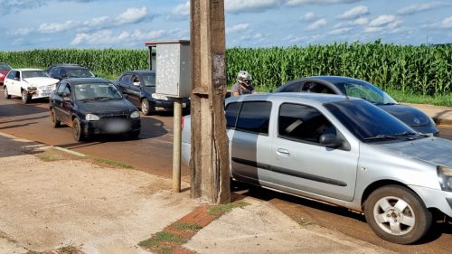 Imagem referente a Três veículos se envolvem em colisão na Av. das Pombas