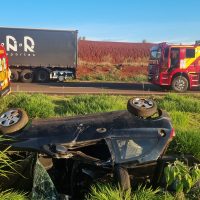 Imagem referente a Celta capota na BR-163 em Cascavel