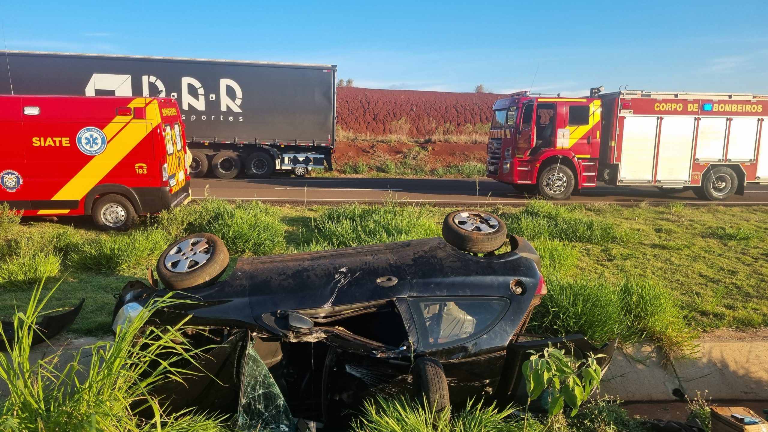 Imagem referente a Celta capota na BR-163 em Cascavel