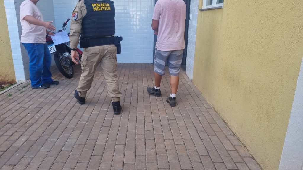 Homem é preso após ameaçar de morte a vizinha em Corbélia; uma arma foi apreendida Homem é preso após ameaçar de morte a vizinha em Corbélia; uma arma foi apreendida