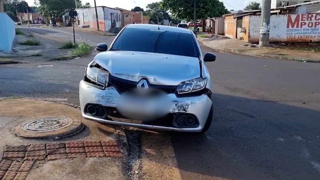 Acidente entre carros é registrado no Bairro Interlagos em Cascavel Acidente entre carros é registrado no Bairro Interlagos em Cascavel