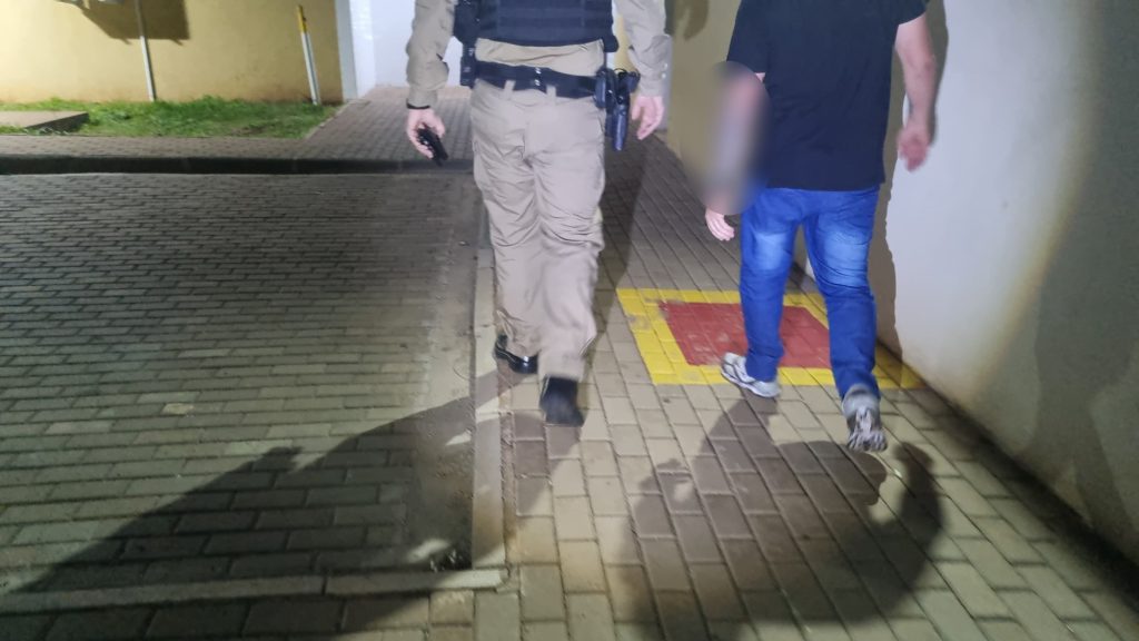 Rapaz é detido após pilotar moto em zigue-zague Rapaz é detido após pilotar moto em zigue-zague