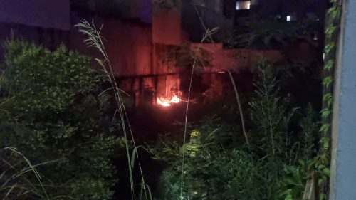 Imagem referente a Bombeiros combatem incêndio em entulhos no Centro