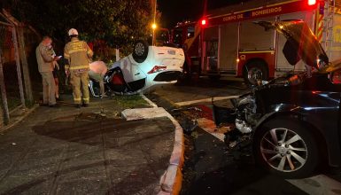 Imagem referente a Mulher fica presa em carro após colisão e capotamento