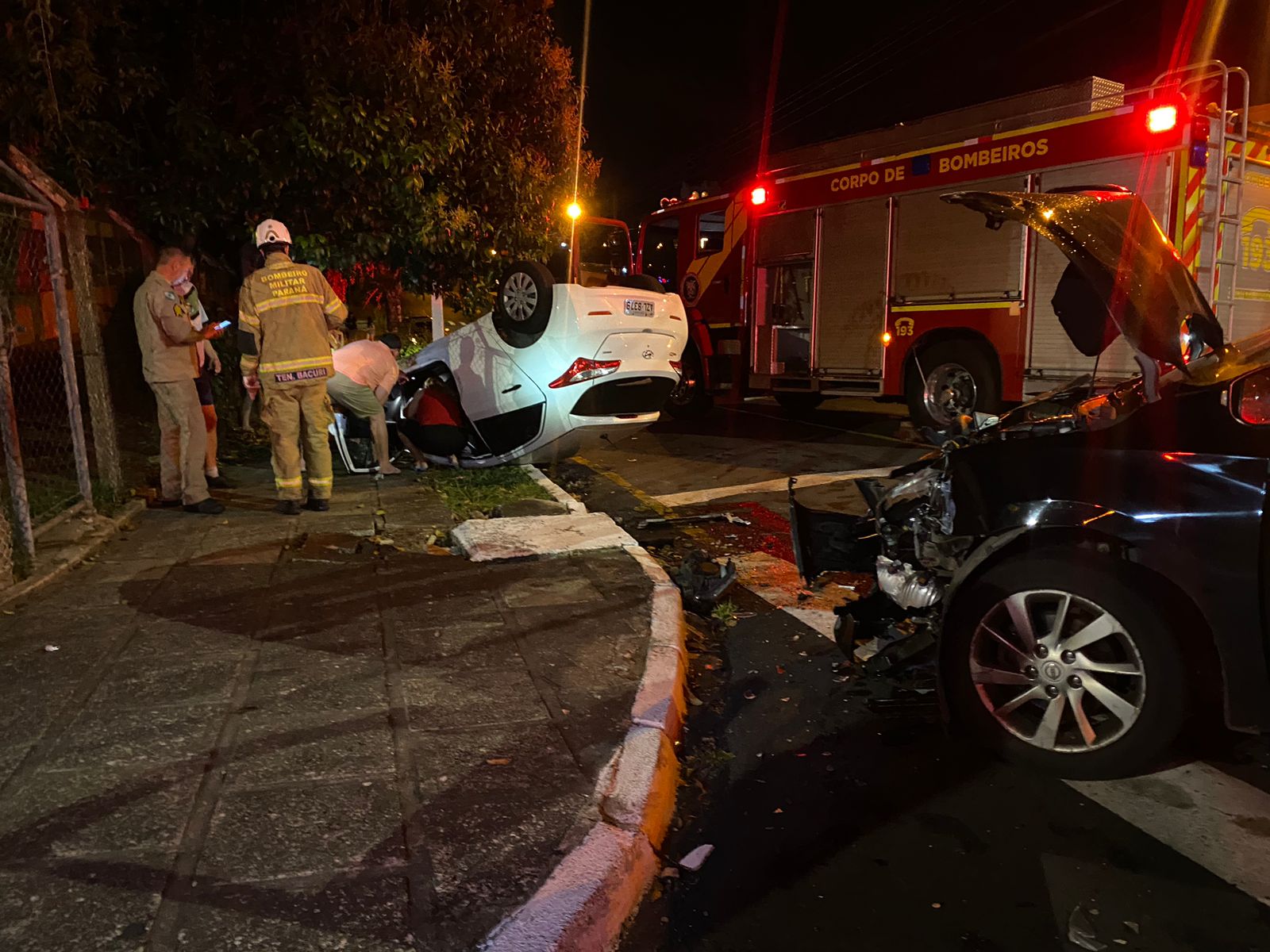 Mulher fica presa em carro após colisão e capotamento Mulher fica presa em carro após colisão e capotamento