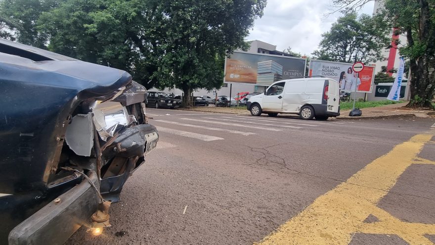 Novo acidente é registrado no cruzamento das Ruas Vicente Machado e Mato Grosso