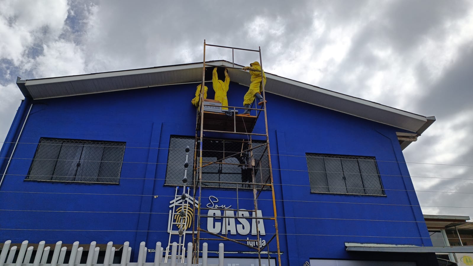 Defesa Civil retira colmeia de igreja em Cascavel
