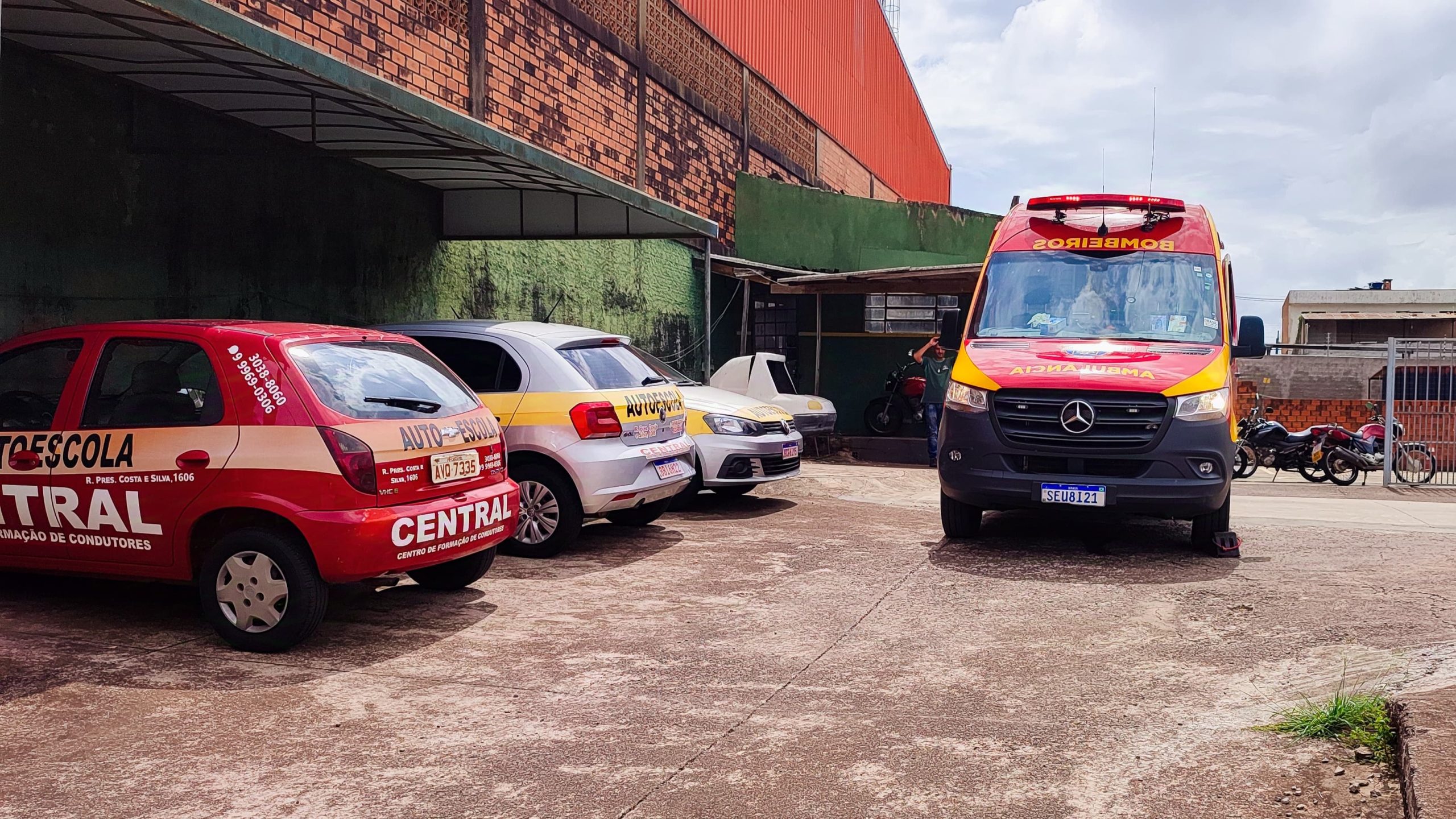 Jovem fica ferida ao sofrer queda de moto em pista de Auto Escola