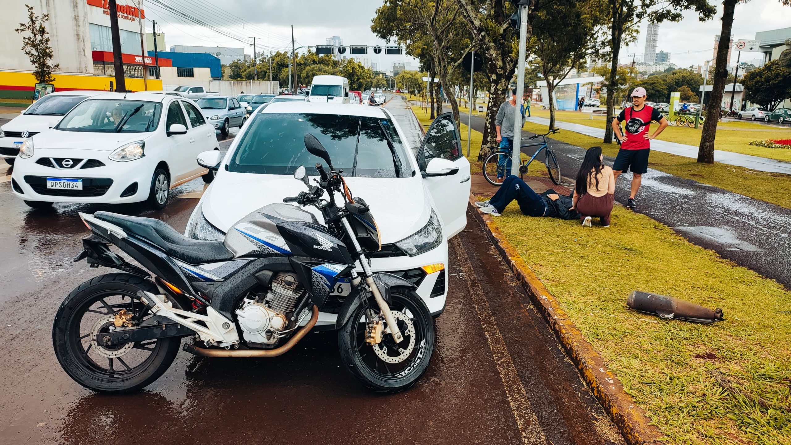 Motociclista fica ferido ao ser atingido por carro na Avenida Tancredo Neves
