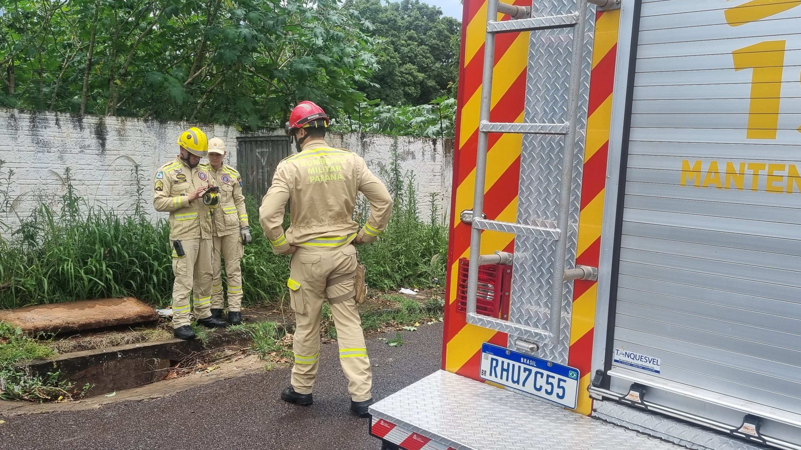 Cachorro cai em bueiro e Bombeiros realizam resgate no Universitário Cachorro cai em bueiro e Bombeiros realizam resgate no Universitário