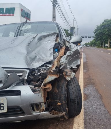 Imagem referente a Palio bate na traseira de Ford Ranger na Avenida Tancredo Neves