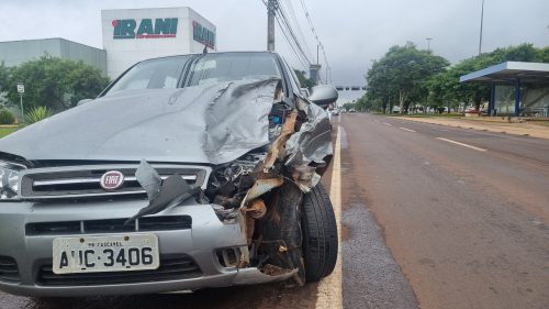 Imagem referente a Palio bate na traseira de Ford Ranger na Avenida Tancredo Neves