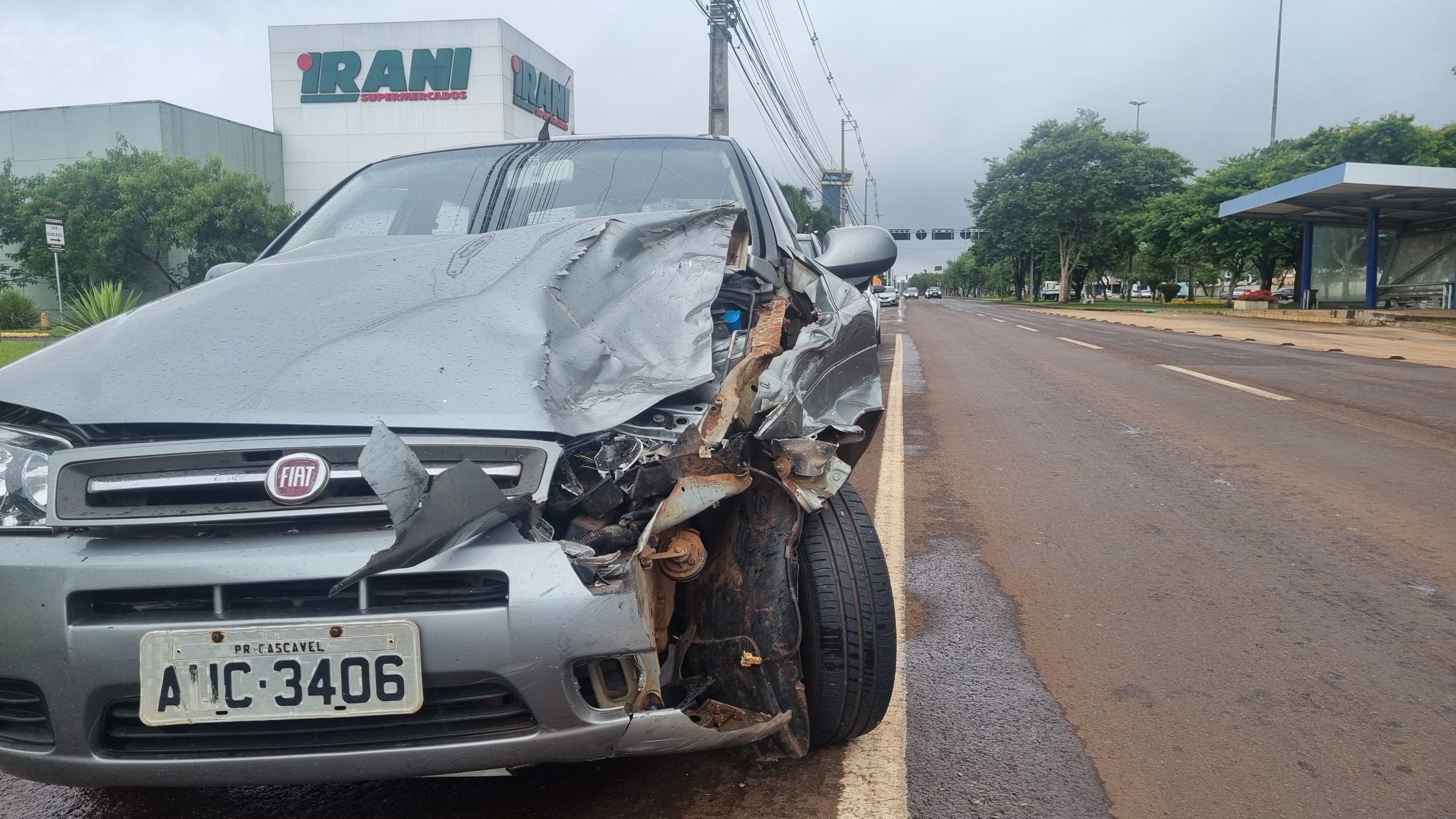 Palio bate na traseira de Ford Ranger na Avenida Tancredo Neves Palio bate na traseira de Ford Ranger na Avenida Tancredo Neves