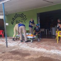 Imagem referente a Homem chega armado em bar e dá coronhadas na cabeça de 'desafeto'