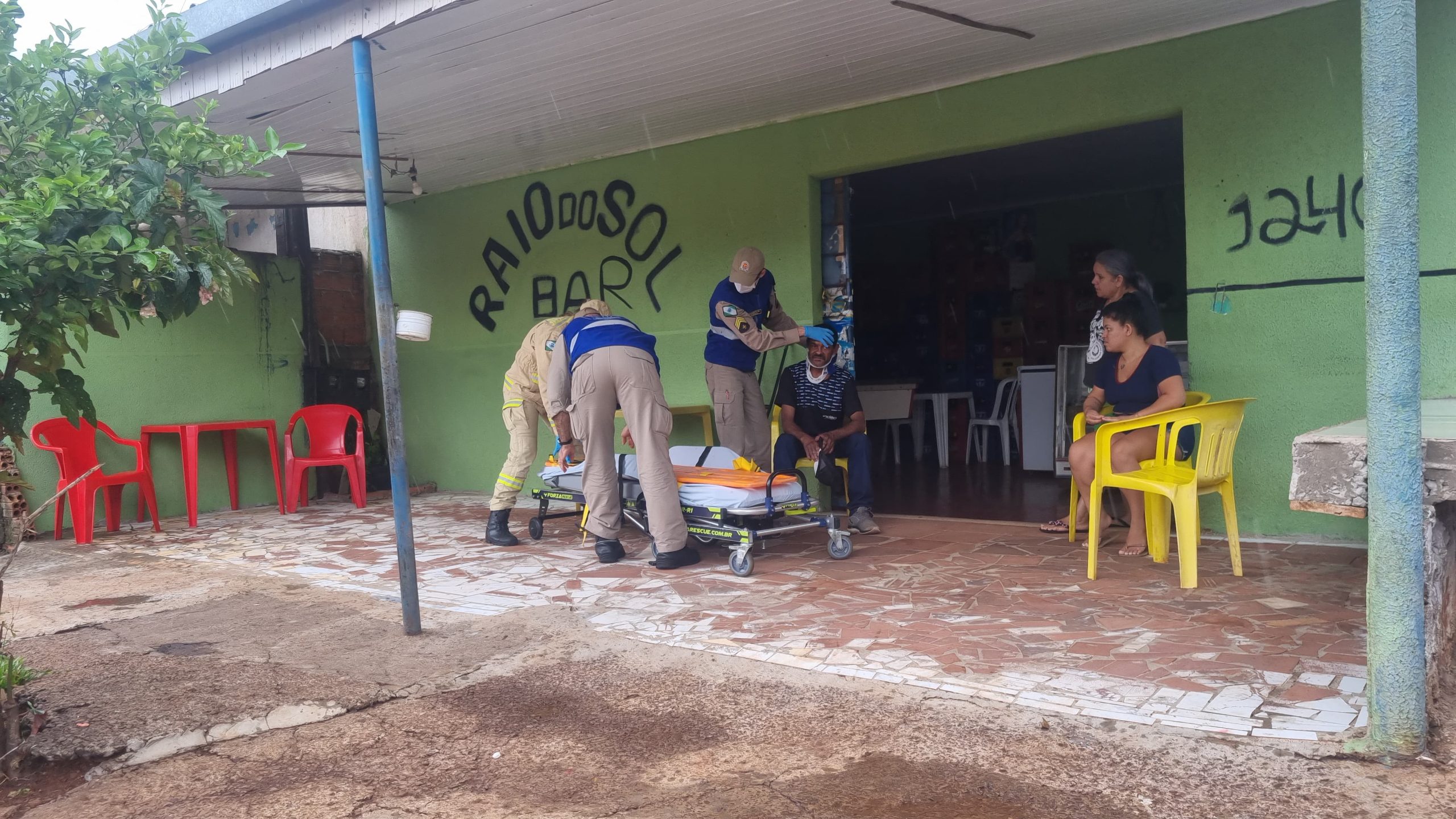 Imagem referente a Homem chega armado em bar e dá coronhadas na cabeça de 'desafeto'