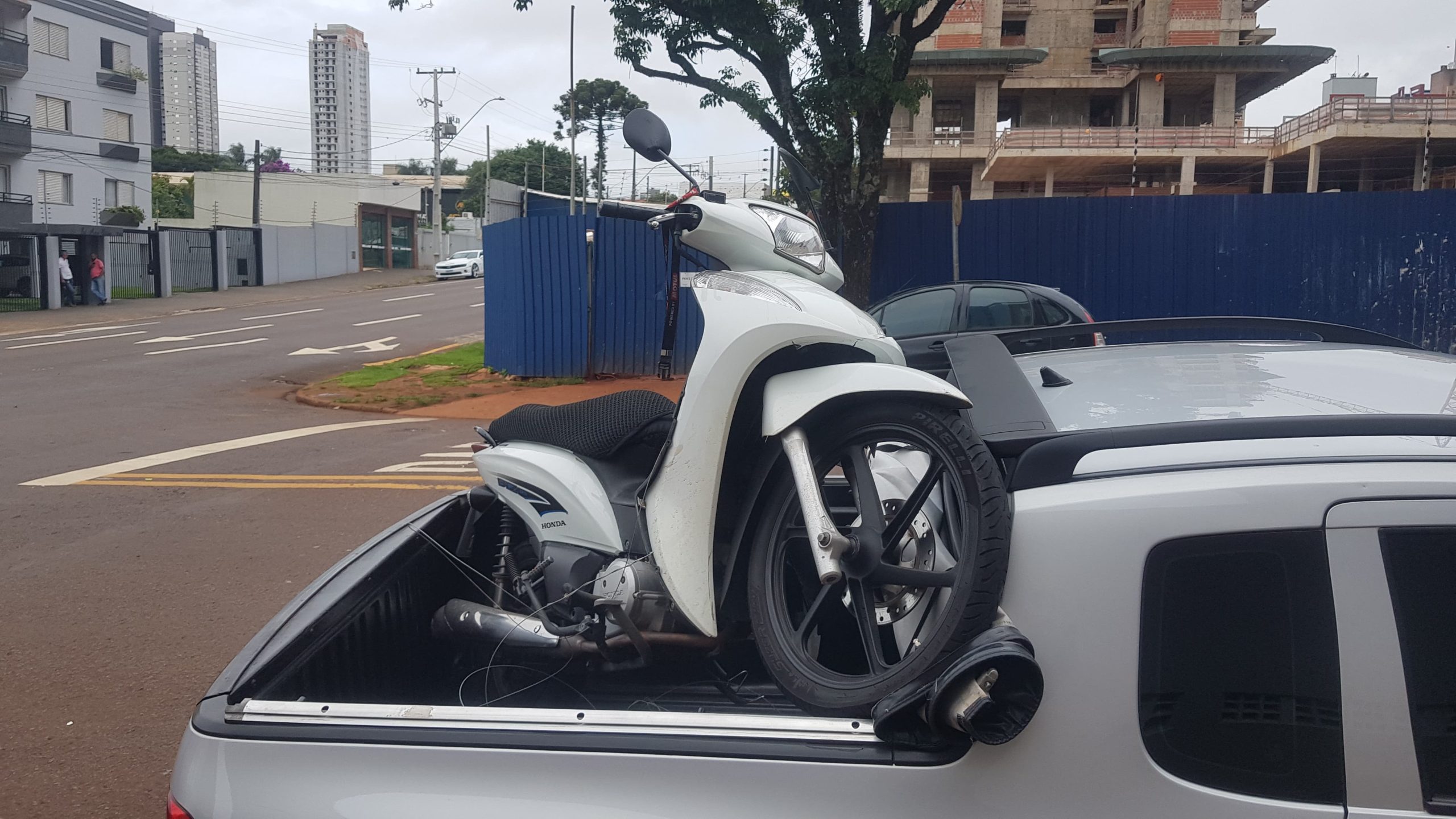 Motociclista fica ferido ao se envolver em acidente com Onix no Centro Motociclista fica ferido ao se envolver em acidente com Onix no Centro