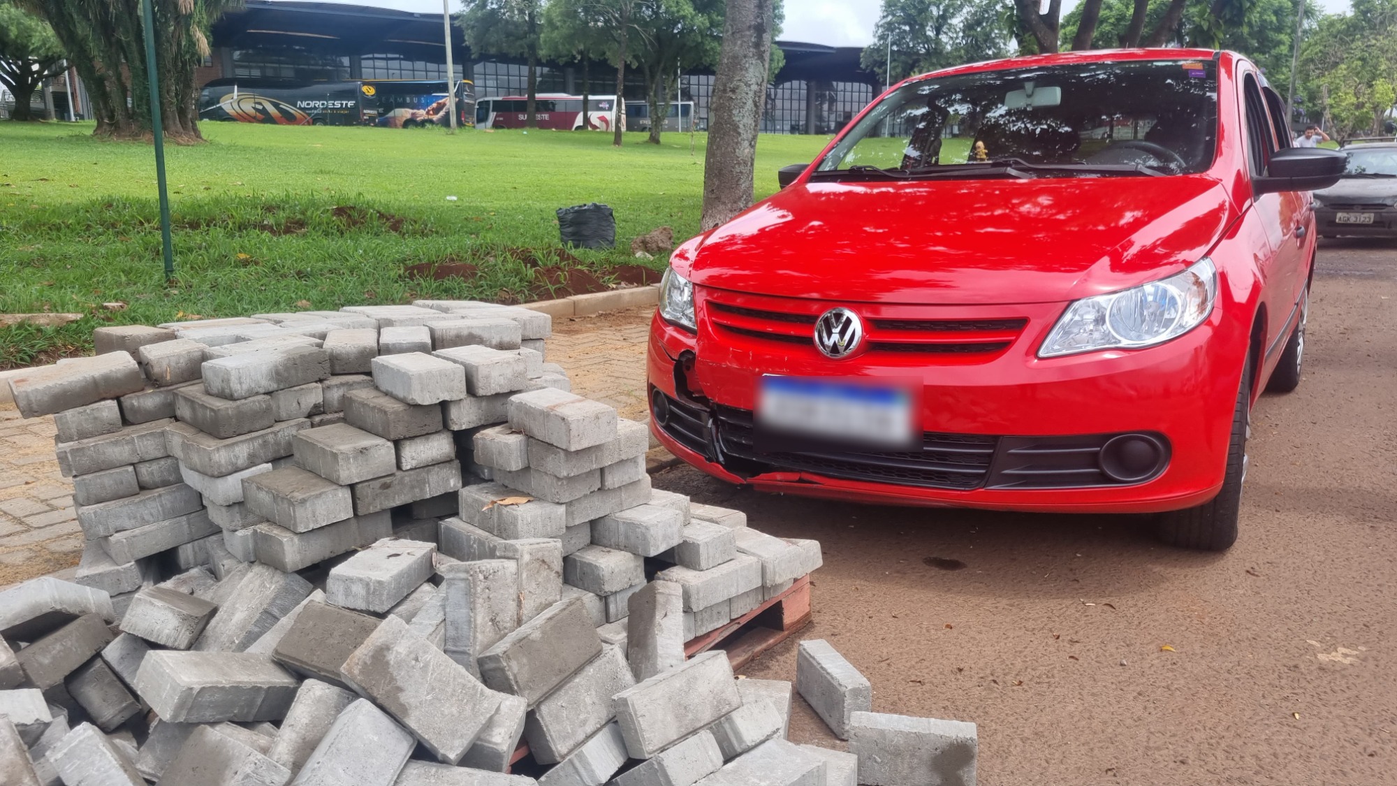 Mulher bate Gol em pilha de pavers próximo da Rodoviária e faz reclamação Mulher bate Gol em pilha de pavers próximo da Rodoviária e faz reclamação