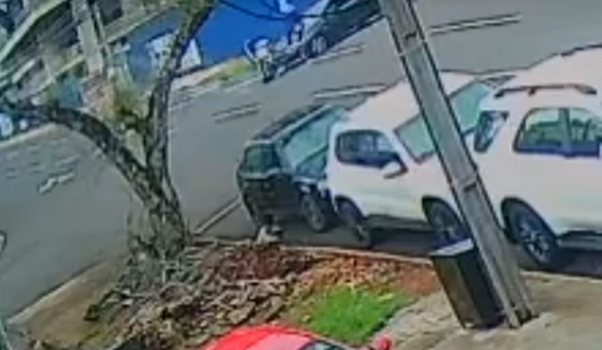 Câmera flagra acidente entre motocicleta e carro no Centro de Cascavel Câmera flagra acidente entre motocicleta e carro no Centro de Cascavel