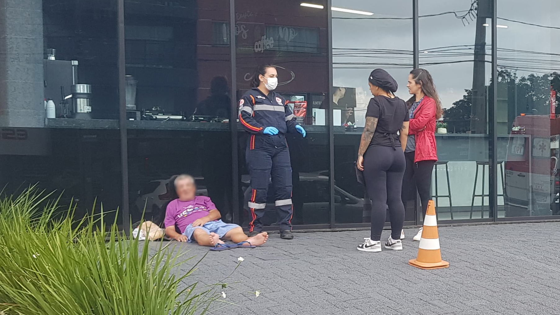 Homem caído em via pública é socorrido pelo Samu no Centro de Cascavel Homem caído em via pública é socorrido pelo Samu no Centro de Cascavel