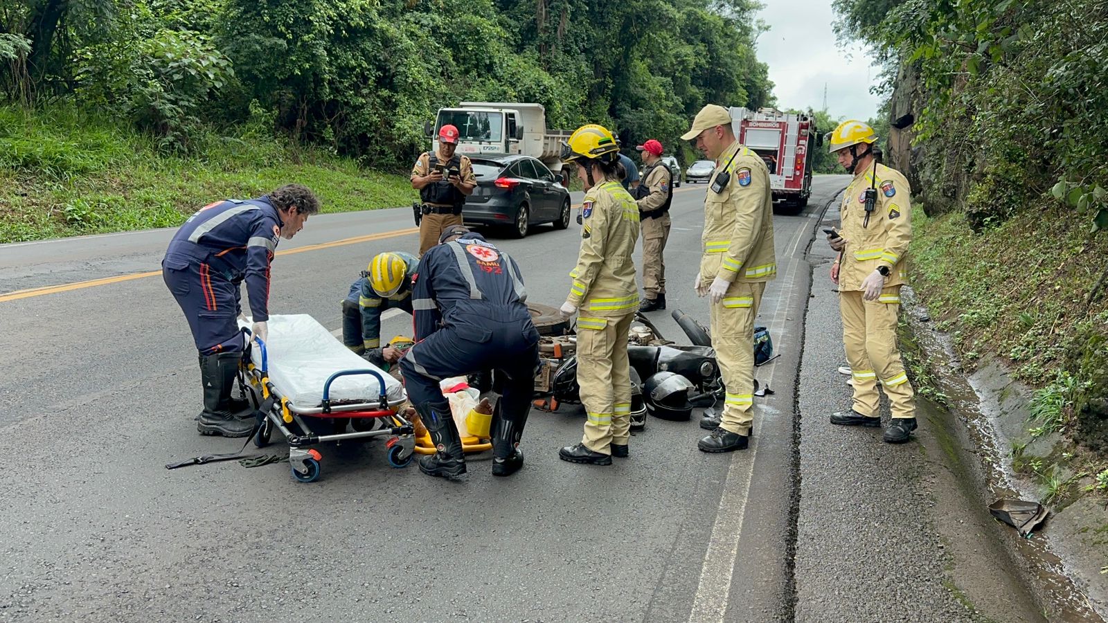 Pneu de caminhão se solta e atinge motocicleta na PR-483 Pneu de caminhão se solta e atinge motocicleta na PR-483