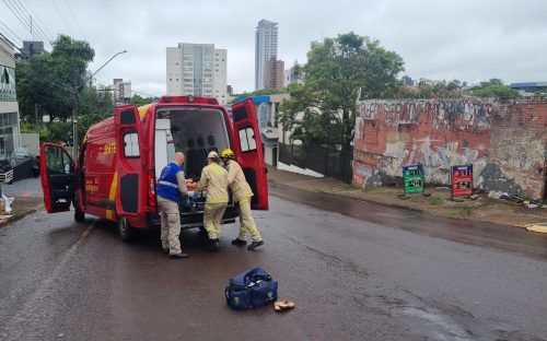 Imagem referente a Idosa tem lesão grave na cabeça após ser atropelada na Rua São Paulo