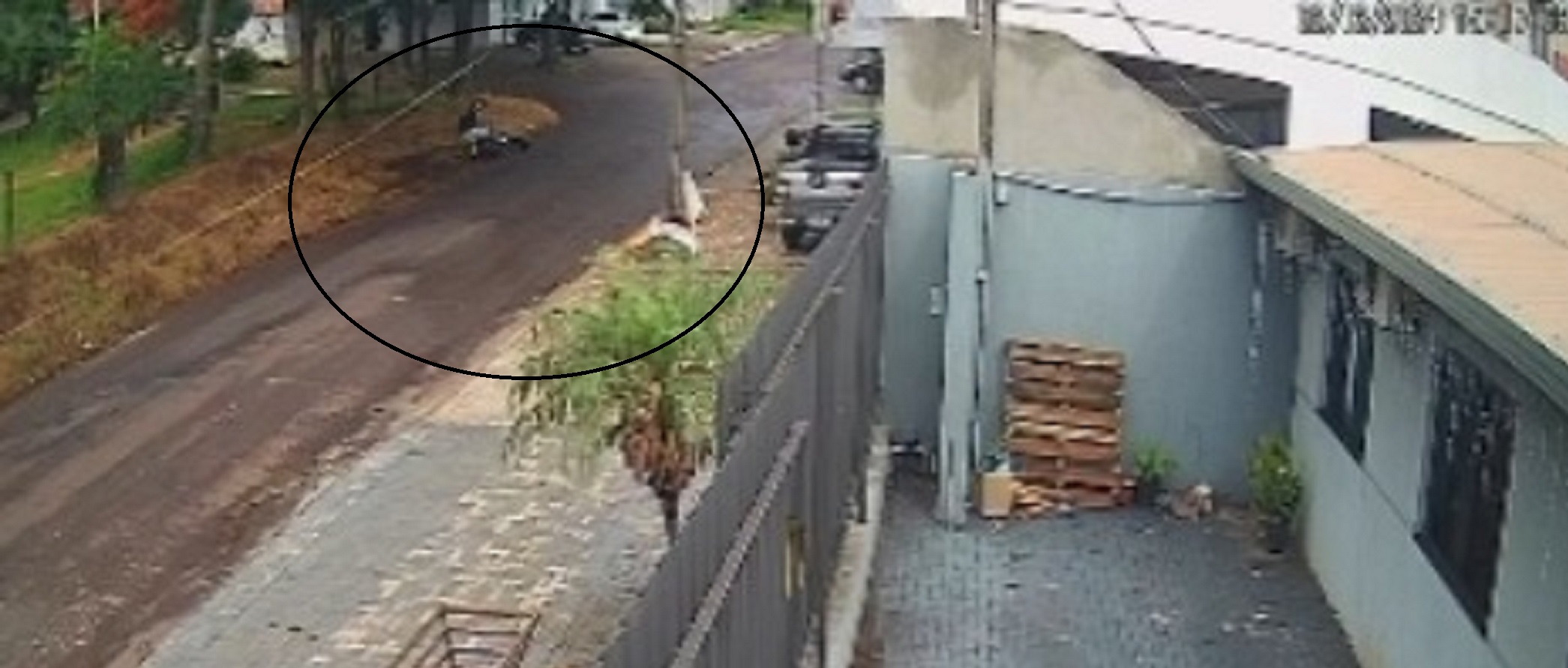 Câmera mostra momento em que motociclista sofre queda no Alto Alegre Câmera mostra momento em que motociclista sofre queda no Alto Alegre