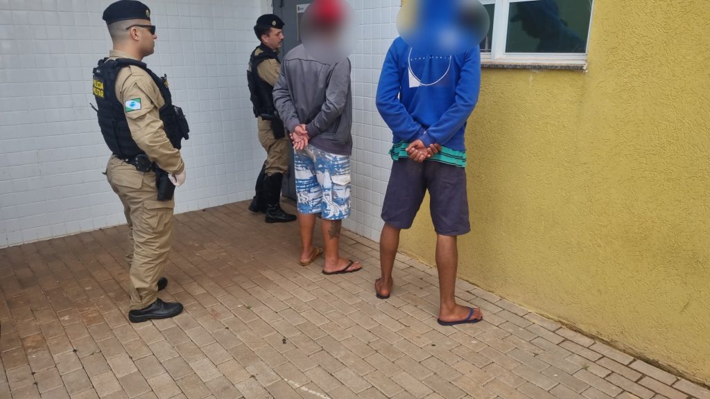Dupla é detida pela PM no Centro de Cascavel Dupla é detida pela PM no Centro de Cascavel