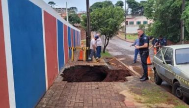 Imagem referente a Chuva forte rompe muro de escola e forma cratera em calçada em Apucarana