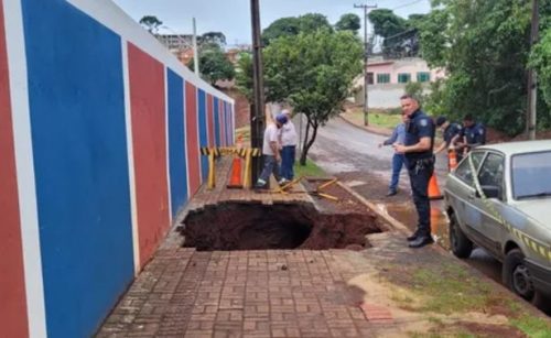 Imagem referente a Chuva forte rompe muro de escola e forma cratera em calçada em Apucarana